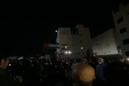 المئات في ساحة الكالوتي