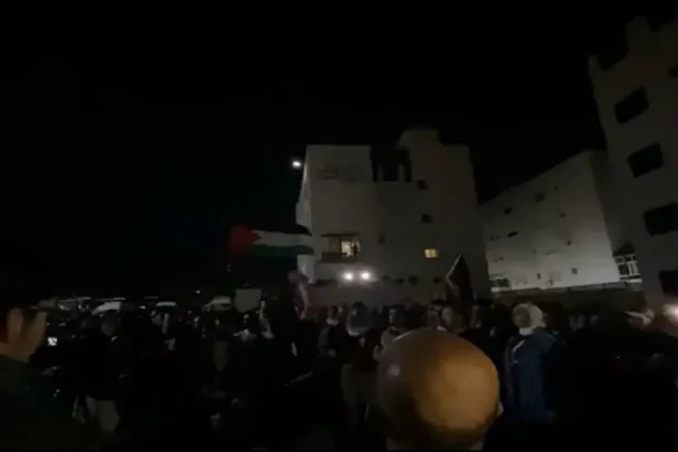 المئات في ساحة الكالوتي