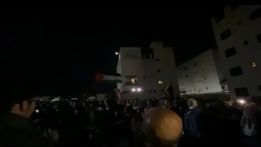 المئات في ساحة الكالوتي