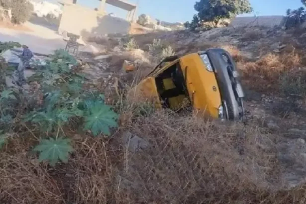 تدهور حافلة مدرسية في دير أبي سعيد