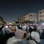 حشود كبيرة من أمام مسجد الكالوتي في ذكرى السابع من أكتوبر