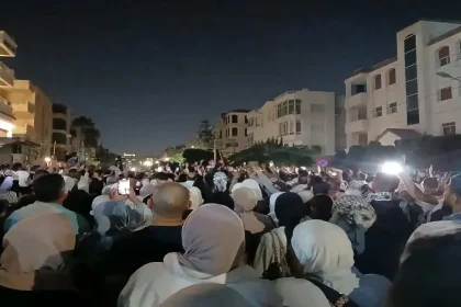 حشود كبيرة من أمام مسجد الكالوتي في ذكرى السابع من أكتوبر