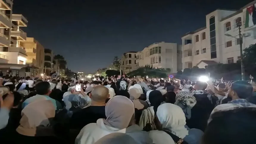 حشود كبيرة من أمام مسجد الكالوتي في ذكرى السابع من أكتوبر