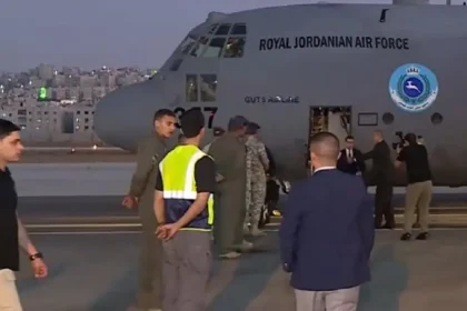 إجلاء 44 أردنيا من لبنان على متن طائرة عسكرية برفقة الصفدي