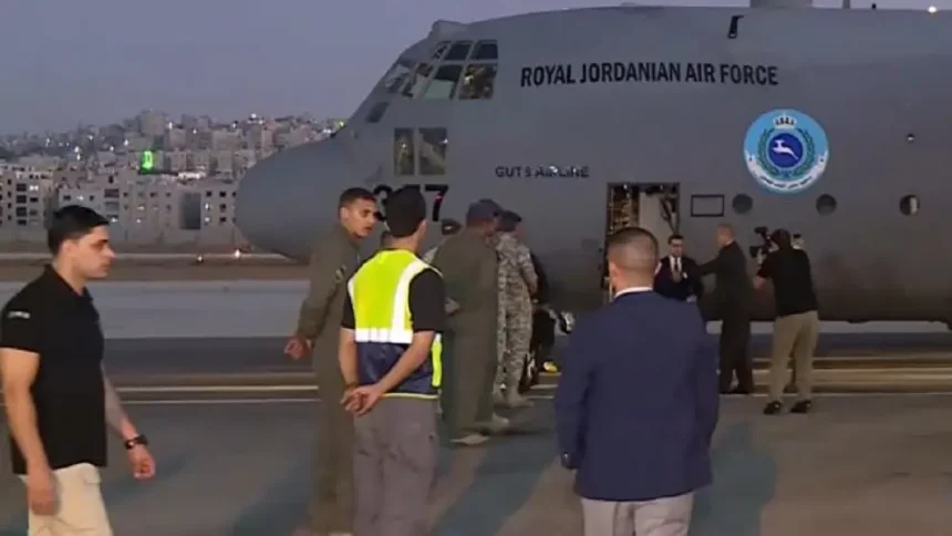 إجلاء 44 أردنيا من لبنان على متن طائرة عسكرية برفقة الصفدي