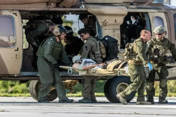 وسائل اعلام اسرائيلية: حدث خطير في الشمال.. والمروحيات تنقل جنودا قتلى وجرحى