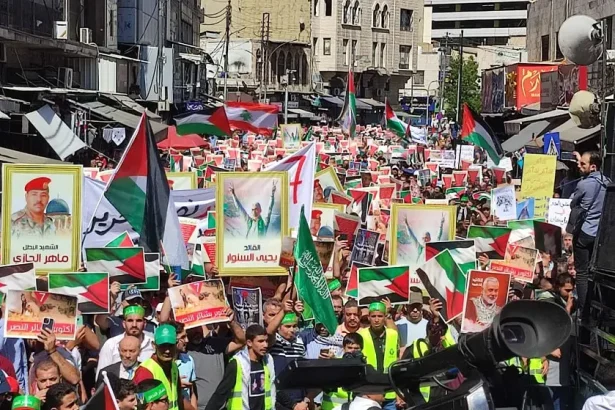 عشرات آلاف الاردنيين في وسط البلد: شعب الأردن يا كابوس.. لبّى ندا المقاومة