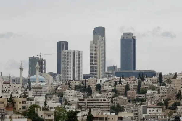ومن المتوقع انخفاض درجات الحرارة بشكل ملحوظ وهطول أمطار في شمال الأردن.