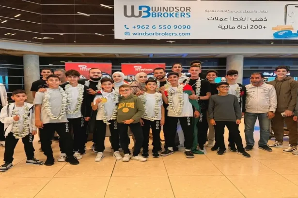 استقبال حافل للعبادي وحماد بعد عودتهما من قطر موشحين بالذهب