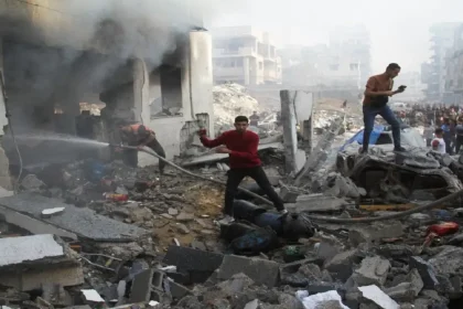 شهداء وجرحى جراء قصف الاحتلال الإسرائيلي مدرسة للاجئين في مخيم الشاطئ بغزة