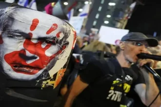 عائلات الاسرى الإسرائيليين أبناؤنا في الاسر لأن نتنياهو لا يريد وقف الحرب.