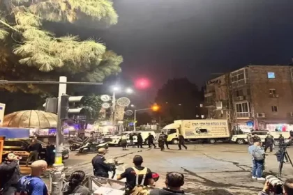 سقوط قنبلتين مضيئتين في باحة منزل نتنياهو: حادثة خطيرة تثير القلق