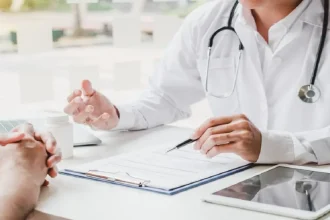 "تطبيق لائحة الأجور الطبية 2024: زيادات جديدة على الكشفية والإجراءات الطبية"