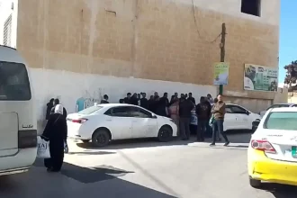 مادبا.. أزمة سير خانقة بسبب اعتصام سائقي المركبات العمومية