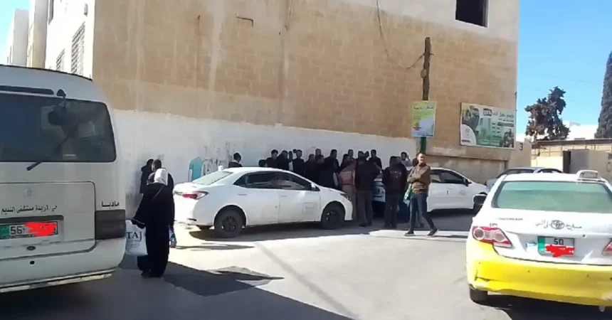 مادبا.. أزمة سير خانقة بسبب اعتصام سائقي المركبات العمومية