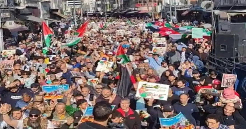 آلاف الأردنيين يحتشدون في وسط البلد رفضًا لضمّ الضفة الغربية ودعمًا للمقاومة الفلسطينية