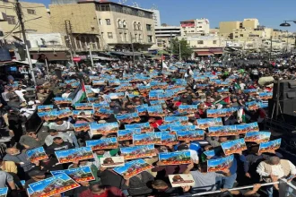 آلاف الأردنيين يتظاهرون وسط عمان: لا للتطبيع ودعمًا لغزة