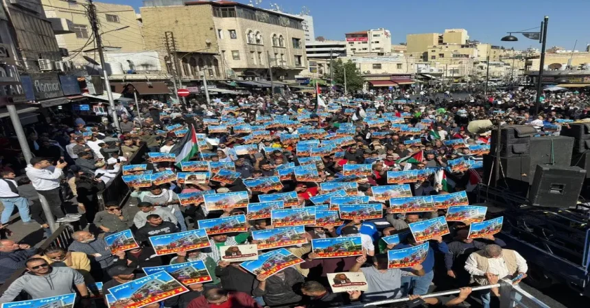 آلاف الأردنيين يتظاهرون وسط عمان: لا للتطبيع ودعمًا لغزة
