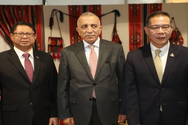 وزير الثقافة يفتتح المعرض التشكيلي "لوحة ترسم فرحة" دعما لأطفال غزة