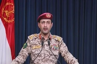 الحوثيون: استهدفنا مدمرتين أمريكيتين في البحر الأحمر