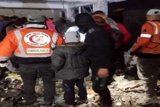 استشهاد 20 فلسطينيا بينهم أطفال في قصف صهيوني على مركز للنازحين بغزة