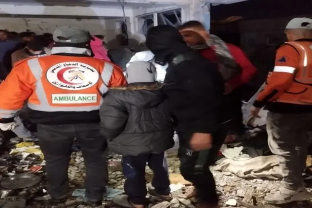 استشهاد 20 فلسطينيا بينهم أطفال في قصف صهيوني على مركز للنازحين بغزة