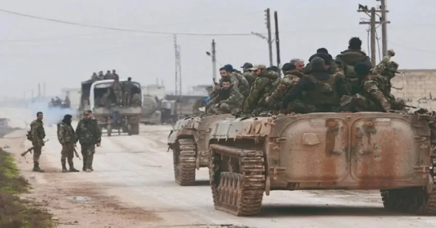 الجيش السوري يصدّ هجوماً للإرهابيين على ريف اللاذقية وجبل تركمان، ويستهدف تجمعاتهم في ريفي حماة الشمالي والجنوبي الطليعة نيوز أعلنت وزارة الدفاع السورية عن استهداف مدفعي وصاروخي وجوي بالاشتراك مع الطيران الروسي لآليات وتجمعات الإرهابيين في ريفي حماة الشمالي والجنوبي. وأكدت وزارة الدفاع أنّ الاستهدافات في ريفي حماة الشمالي والجنوبي أوقعت عشرات القتلى والمصابين في صفوف الإرهابيين. وأفاد مراسل الميادين في سوريا بأنَّ الجيش استهدف مساء أمس رتلاً للمسلحين على منطقة تقع بين حماة وحمص من جهة حماة، وأعاد تموضع قواته في منطقتي الربيعة ومصياف التابعتين لأقصى ريف حماة الشمالي. ولفت إلى أن الجيش السوري المتمركز في جبل زين العابدين يخوض معارك عنيفة مع المسلحين في الريف الغربي لحماة، في ظل حركة نزوح كثيفة من أرياف حماة باتجاه اللاذقية وطرطوس وريف حمص الغربي وسط عجز عن استيعاب أعدادهم. وفي ريف حمص، بدأ المسلحون في تلبيسة والرستن والدار الكبيرة بالتحرك داخل مدنهم، بمجرد وصول الجماعات المسلحة إلى حماة. ووفقاً لمراسلنا، لا توجد نقاط للجيش السوري في هذه المناطق التي شهدت تسويات في السابق، وبقي المسلحون فيها. كذلك، صدّ الجيش السوري هجوماً لمسلحين من الحزب التركستاني والأوزبك والطاجيك في ريف اللاذقية. وأكد مراسلنا أن الجيش السوري أحبط هجوماً للمسلحين على جبل تركمان في ريف اللاذقية. ويوم أمس، أعلنت القيادة العامة للجيش والقوات المسلّحة السورية أن الوحدات العسكرية المرابطة في حماة قامت بإعادة الانتشار والتموضع خارج المدينة من أجل المحافظة على أرواح المدنيين من أهاليها وعدم زجهم في المعارك داخل المدينة. وأكدت أنها ستواصل القيام بواجبها الوطني في استعادة المناطق التي دخلتها التنظيمات الإرهابية. وبعد قيام الجيش السوري بإعادة الانتشار، أكد وزير الدفاع السوري علي عباس أنّ قوات الجيش “في وضع ميداني جيد”، وأنها عمدت إلى هذا الإجراء حفاظاً على أرواح المدنيين في المدينة، موضحاً أنّ العمل العسكري، في سياق تكتيكات المعركة، “يتطلب في بعض الأحيان إعادة التموضع والانتشار”. وشدّد عباس على أنّ ما حدث في حماة “هو إجراء تكتيكي موقّت”، فيما “ما زالت قواتنا المسلحة في محيط المدينة، وهي على أتم الجاهزية والاستعداد لتنفيذ واجباتها الوطنية والدستورية”. هدف المسلحين هو الوصول إلى القلمون لمنع أي ارتباط بين دمشق وحزب الله وفي السياق نفسه، أكد مصدر إعلامي مقرب من الجماعات المسلحة أنّ هدف العملية العسكرية للجماعات المسلحة في سوريا هو الوصول إلى مدينة القلمون في ريف دمشق الشمالي لمنع أي ارتباط بين دمشق وحزب الله ومنع نقل السلاح من سوريا إلى المقاومة. وفي بلدتي نبل والزهراء، نقل مراسل الميادين عن مصدر أهلي قوله بأن وسائل إعلامية عربية و”معارضة” سورية أجرت مقابلات مع السكان تحت الضغط الشديد، وطلبت منهم أن يتحدثوا عن حسن معاملة المسلحين معهم، وأكد أن ما قالوه يخالف الواقع. وأضاف: “رأينا أمام أعيننا كيف مات أهلنا جوعاً وعطشاً وبرداً، والمسلحون يدخلون إلى المنازل ويسرقون كل ما فيها أمامنا، ويهينوننا ويوجهون أسوأ الشتائم المهينة إلينا جميعاً”. وفي حلب، أكدت المصادر الأهلية أيضاً أن “المسلحين يدخلون البيوت بذريعة البحث عمن يسمونهم الشبيحة، ومن ثم يقومون بسرقة المنازل والسطو عليها أمام أعين ساكنيها من دون رادع أو مانع. المصدر: الميادين