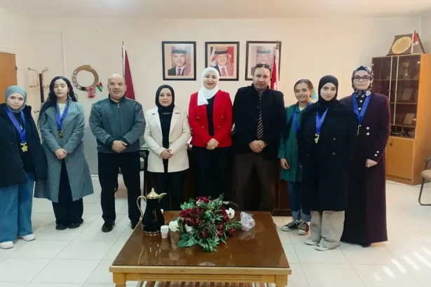 أبو الغنم تكرم الطلبة الفائزين في تحدي القراءة العربي