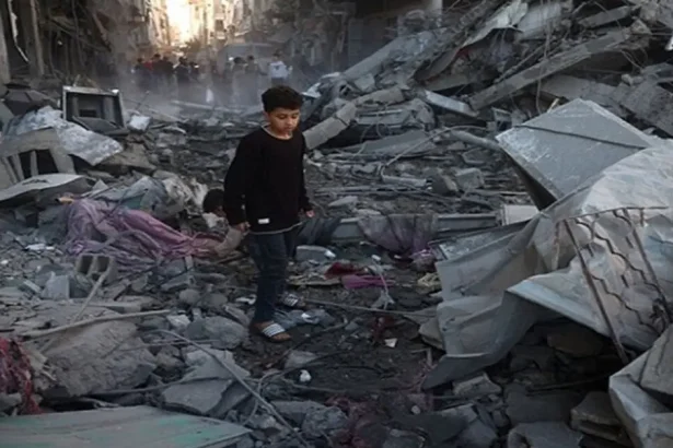 إعلام فلسطيني: الجيش الإسرائيلي يزرع براميل متفجرة بجانب مستشفى "كمال عدوان"