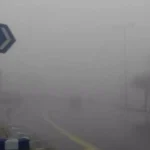 حوادث مرورية وتعطل مركبات بسبب الضباب