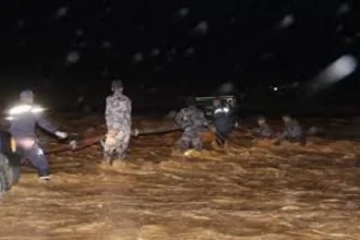 إخلاء 7 أشخاص حاصرتهم المياه داخل مركبة في الزرقاء