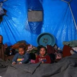 الأمطار والصقيع يفاقمان معاناة الغزّيين في الخيام