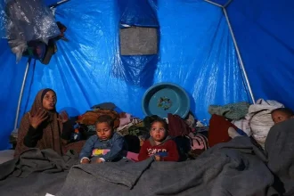 الأمطار والصقيع يفاقمان معاناة الغزّيين في الخيام