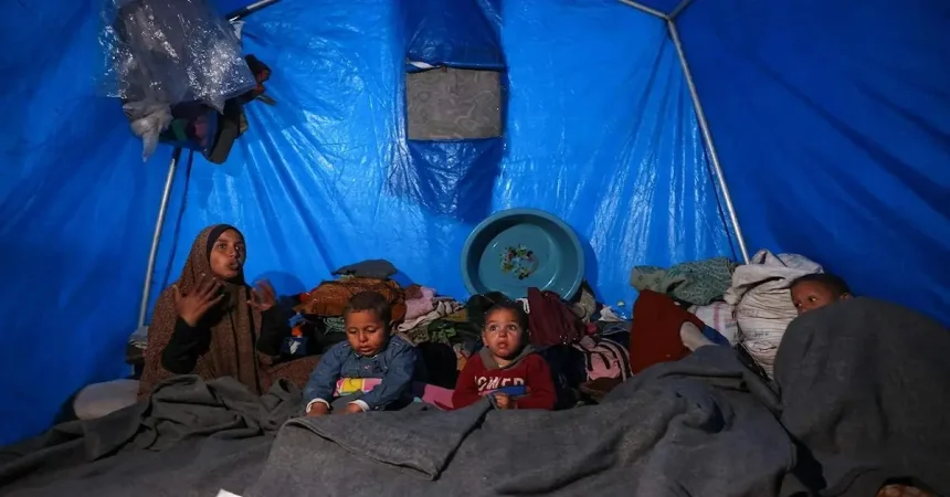 الأمطار والصقيع يفاقمان معاناة الغزّيين في الخيام