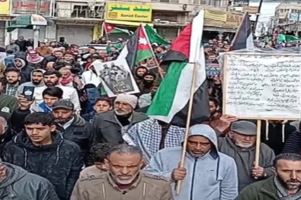 المئات في إربد: "أكبر ذلّ وأكبر عار. . تحاصر أهلك في جنين" 