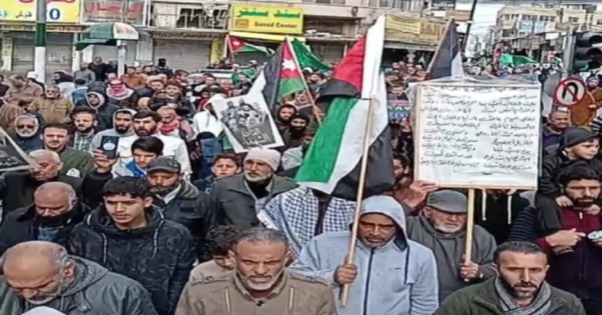 المئات في إربد: "أكبر ذلّ وأكبر عار. . تحاصر أهلك في جنين" 