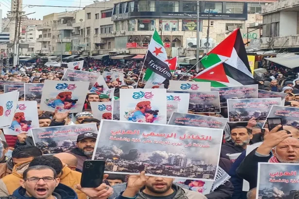 مسيرة حاشدة بعد صلاة الجمعة من أمام الحسيني "التخاذل الرسمي العربي شراكة في حرب الإبادة على غزة والضفة"