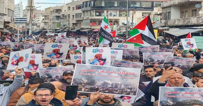 مسيرة حاشدة بعد صلاة الجمعة من أمام الحسيني "التخاذل الرسمي العربي شراكة في حرب الإبادة على غزة والضفة"