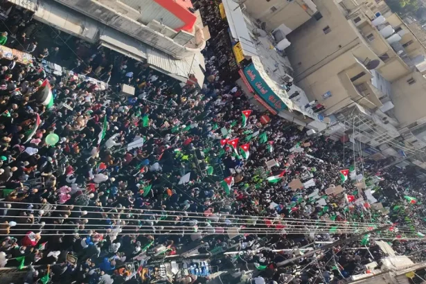 مسيرة حاشدة وسط البلد تحت شعار "الانطلاقة طوفان حتى النصر"