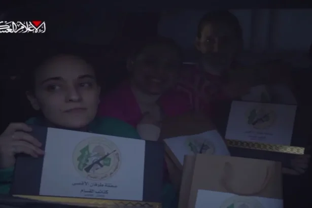هيئة البث العبرية: حماس قدمت هدايا تذكارية للأسيرات الإسرائيليات