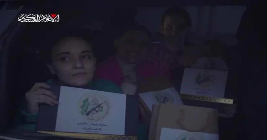 هيئة البث العبرية: حماس قدمت هدايا تذكارية للأسيرات الإسرائيليات