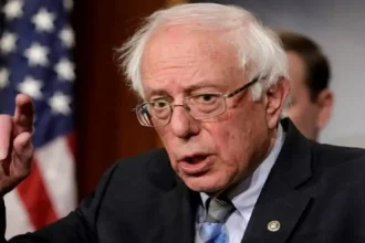 سيناتور أميركي: دعوة ترامب لتهجير الفلسطينيين تُعتبر "تطهيرًا عرقيًا وجريمة حرب"