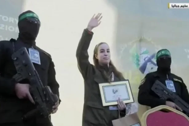 "كتائب القسام تسلم الأسيرة الإسرائيلية آغام بيرغر للصليب الأحمر الدولي في جباليا"