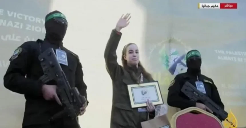 "كتائب القسام تسلم الأسيرة الإسرائيلية آغام بيرغر للصليب الأحمر الدولي في جباليا"