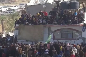 المقاومة تسلم أسيرين من أمام منزل يحيى السنوار وآخر من ركام جباليا