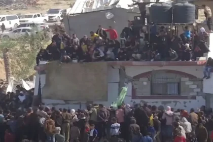 المقاومة تسلم أسيرين من أمام منزل يحيى السنوار وآخر من ركام جباليا