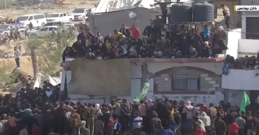 المقاومة تسلم أسيرين من أمام منزل يحيى السنوار وآخر من ركام جباليا