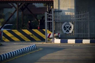 العثور على جثة شخص توفي بشبهة جنائية داخل مركبته شمال عمّان