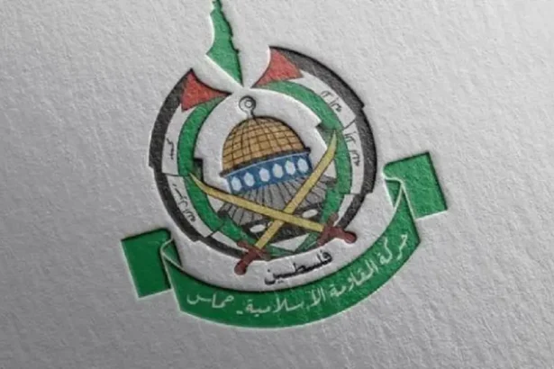 حماس: تمّ حلّ العقبات التي نشأت بسبب عدم التزام الاحتلال ببنود الاتفاق الطليعة نيوز قالت حركة المقاومة الإسلامية (حماس) إنه وبمساعٍ من الوسطاء، تم فجر اليوم حلّ العقبات التي نشأت بسبب عدم التزام الاحتلال في بنود اتفاق وقف إطلاق النار. وأضافت الحركة في تصريح صحفي، الجمعة، أن الحركة سعت إلى صفقة تبادل وطنية من كافة فصائل وأبناء الشعب الفلسطيني. وأكد رئيس مكتب الشهداء والأسرى في حركة حماس، زاهر جبارين، أن قوائم الأسرى الفلسطينيين المفرج عنهم في المرحلة الأولى في صفقة التبادل ضمن اتفاق وقف إطلاق النار ستنشر عبر مكتب الأسرى وفق مراحل وإجراءات التبادل. وجددت حماس التحية للشعب الفلسطيني في قطاع غزة وصموده الذي كان له الفضل الأول بعد الله في إتمام هذه الصفقة. حماس: تمّ حلّ العقبات التي نشأت بسبب عدم التزام الاحتلال ببنود الاتفاق