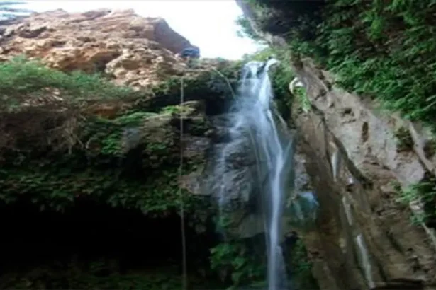 حمامات قصيب المعدنية في ذيبان: منتجع سياحي معلق